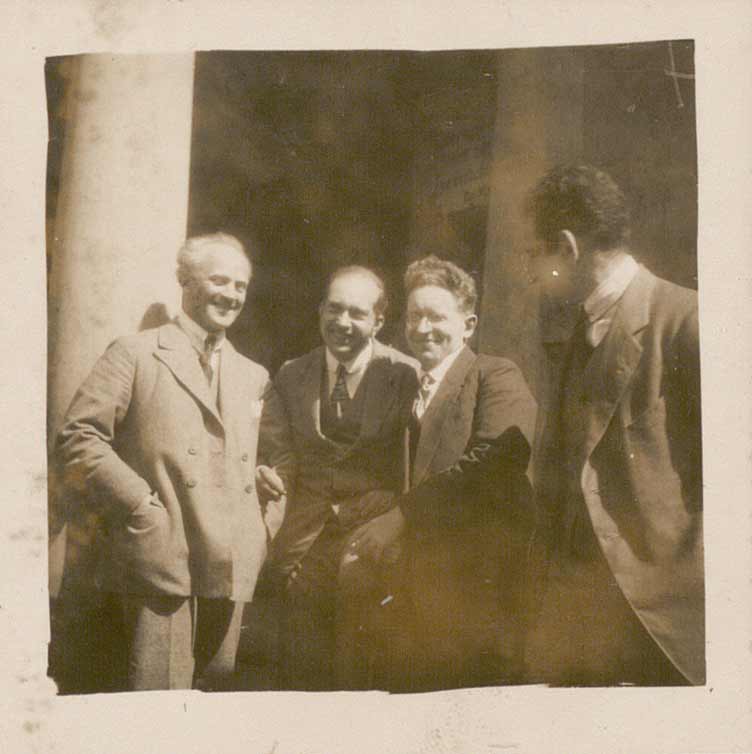 Fotografie mit  Paul Thiersch, Hanns Niedecken-Gebhard, Oskar Hagen (vermutlich 1922)