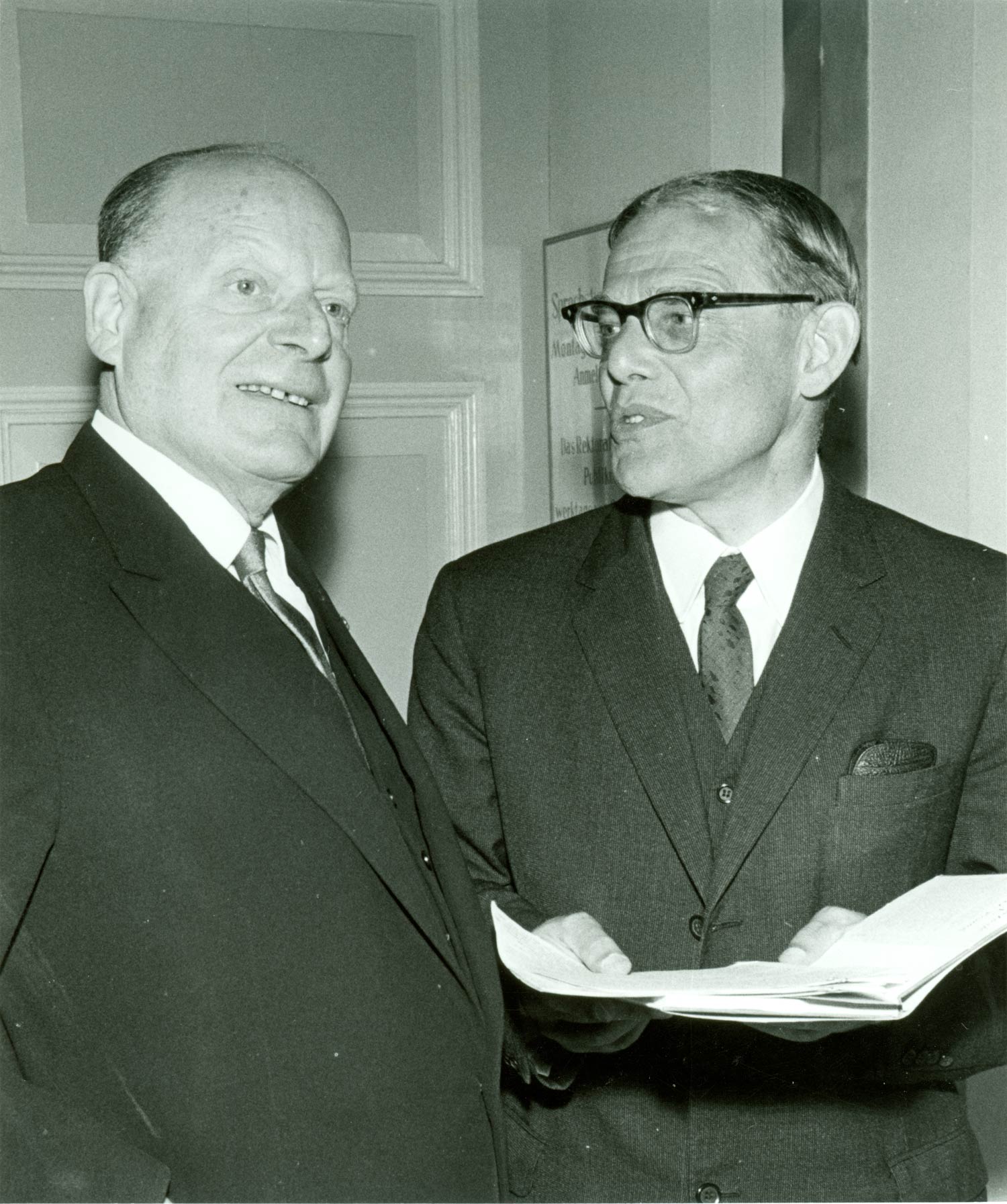 Fotografie Walter Meyerhoff (links) mit Percy M. Young (1912-2004), britischer  Händel-Forscher